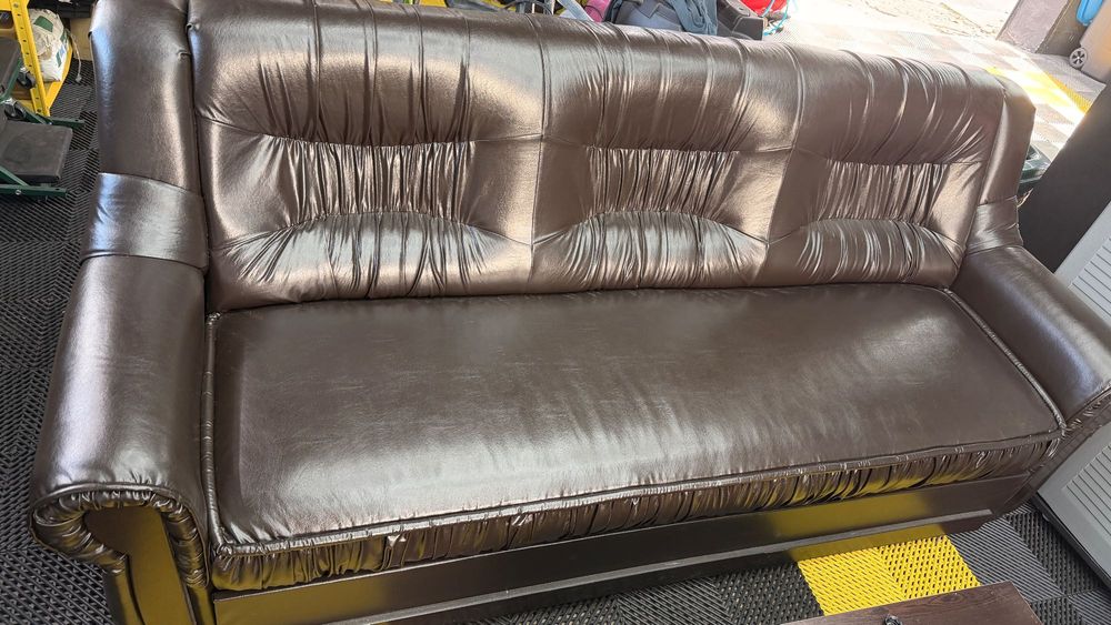 Продавам триместен кожен диван