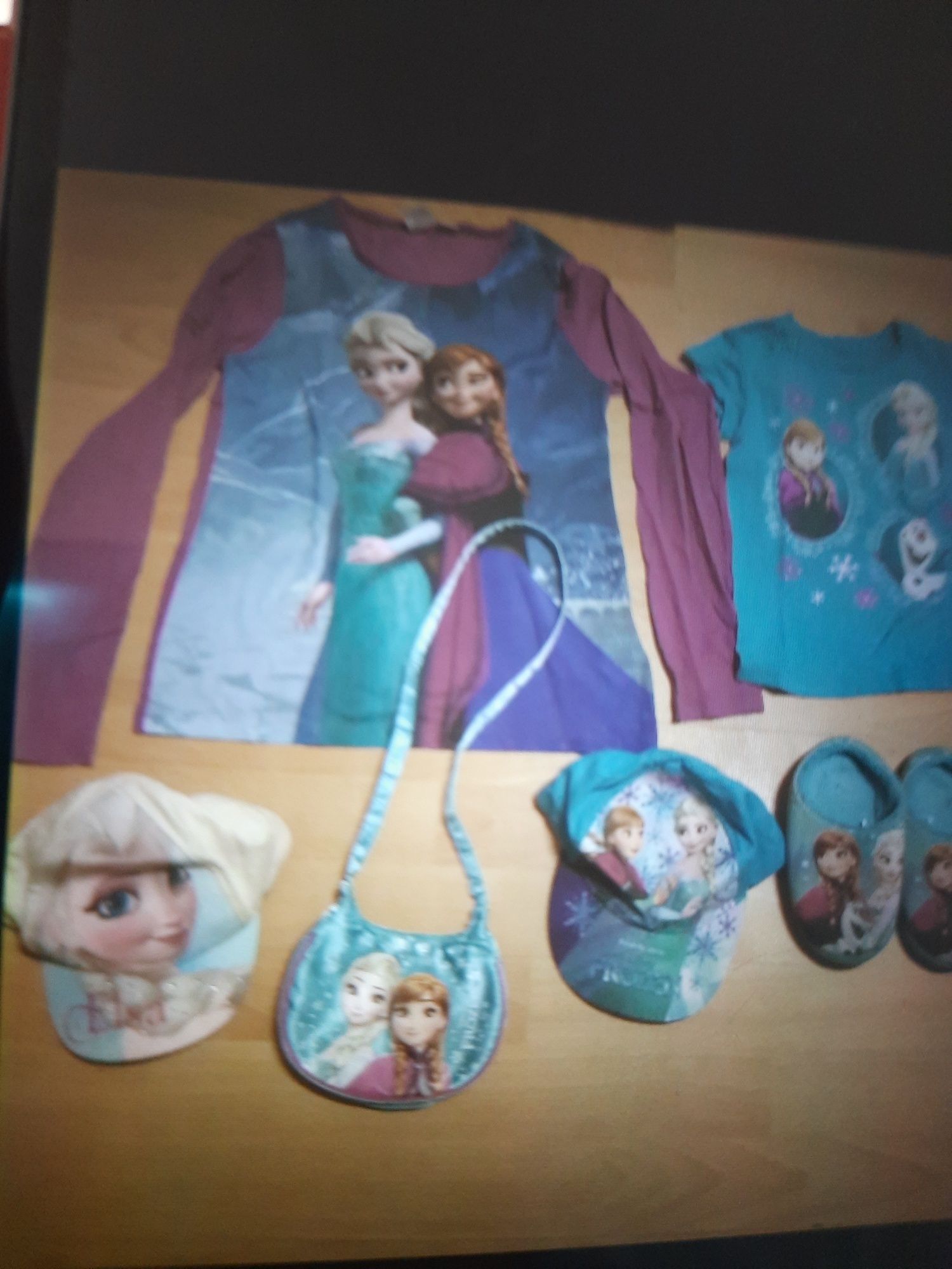 Bluze ,rochițe,șepci, papuci de casa cu Frozen