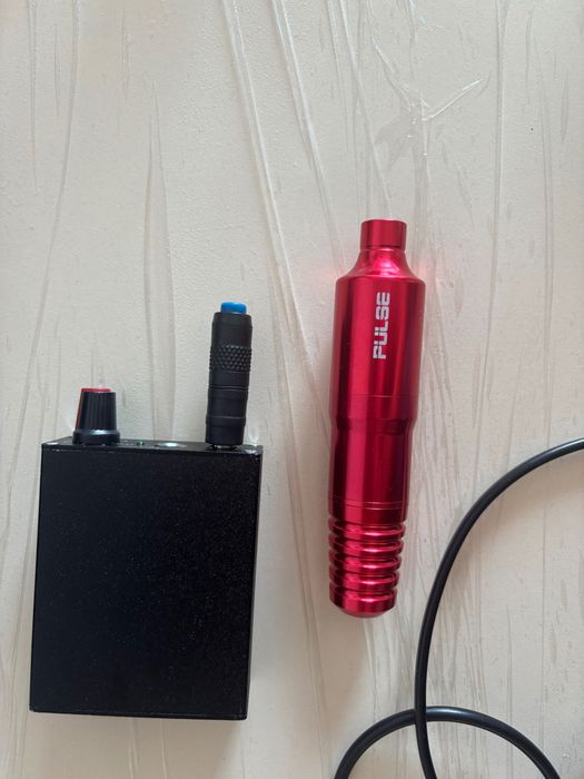 Kit tatuat: masina Pulse rosu, clip cord, sursa alimentare