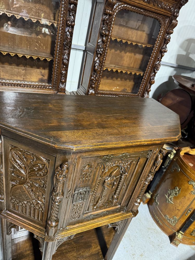 Bufet sculptat manual în stil gotic – piesă de colecție