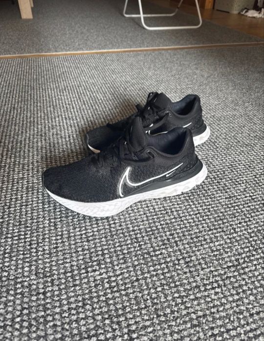 Adidasi nike alb/negru