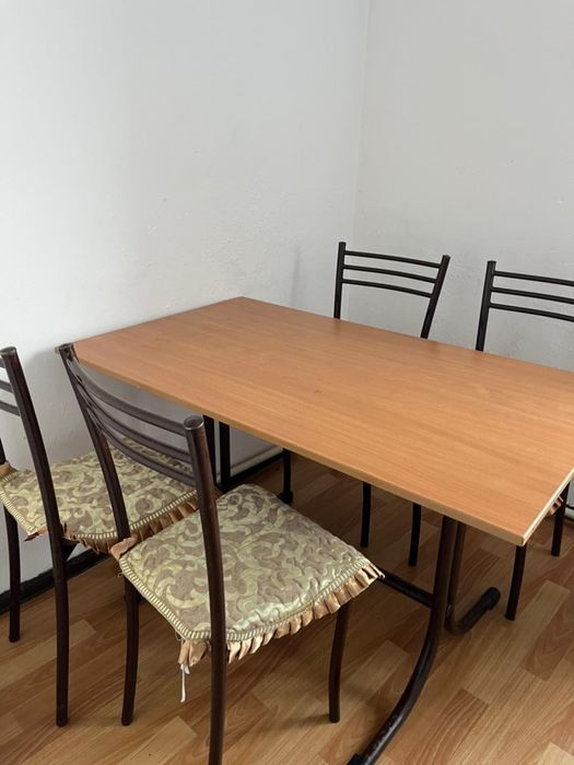 Стол стулями.