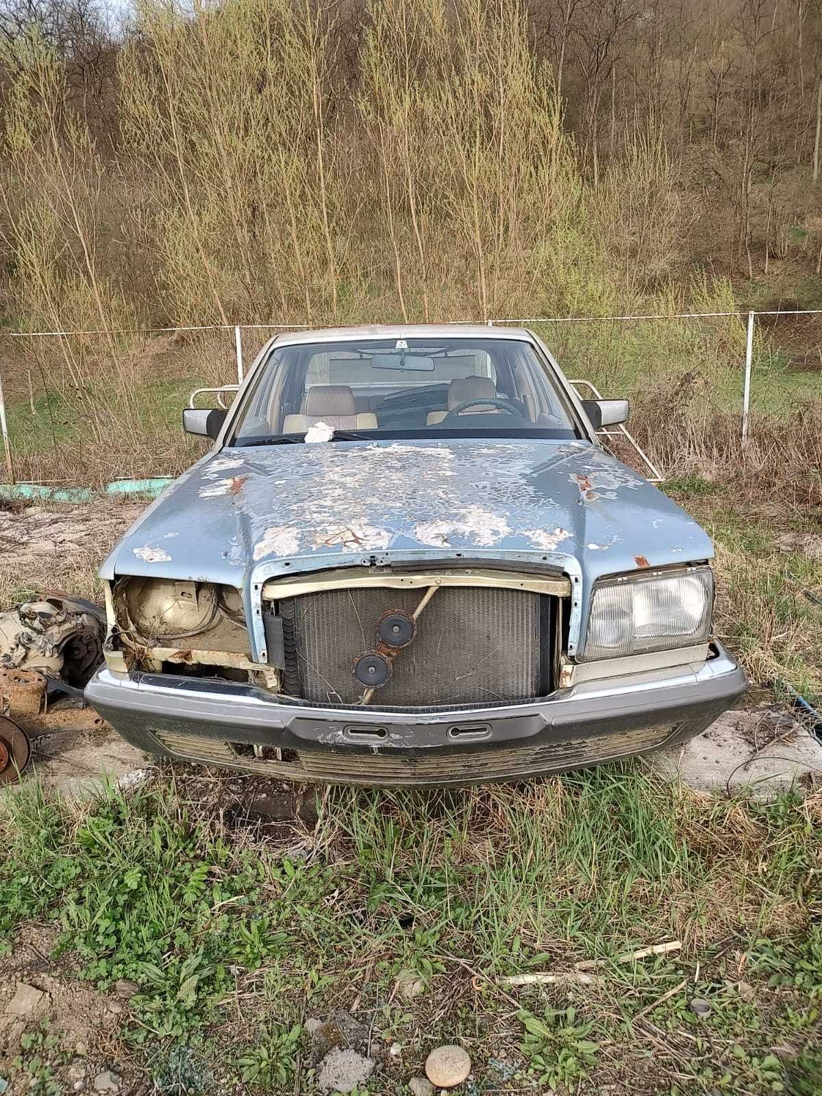 Dezmembrez Mercedess W126 motor:2.8 benzina, an fabricatie 1983.