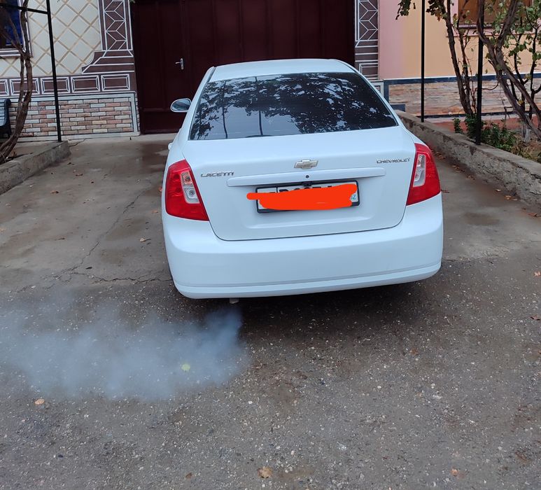 Lasetti 1.8 sotiladi