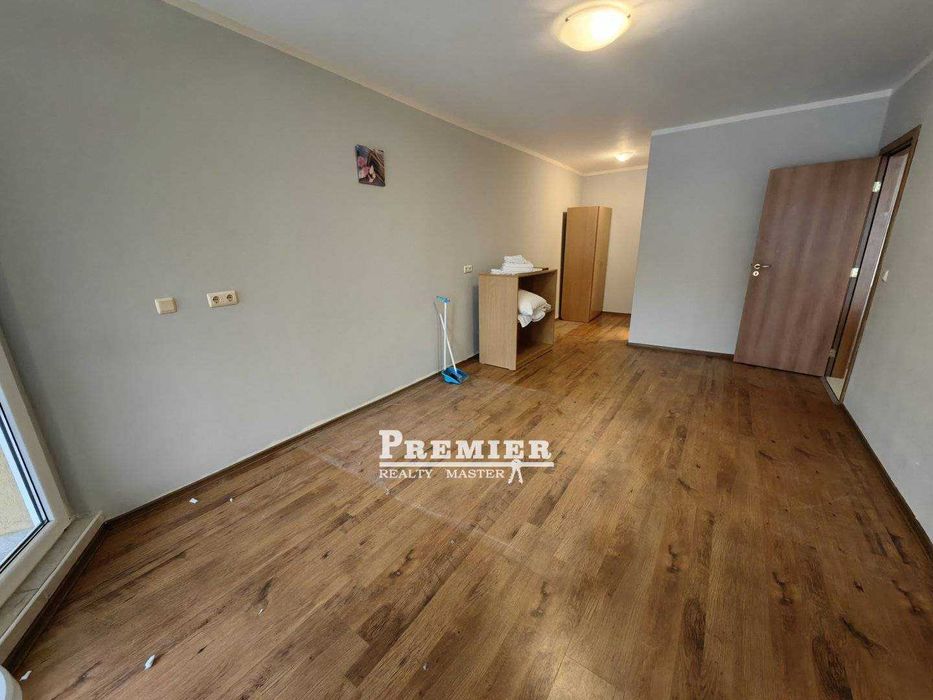 Просторен тристаен апартамент на първа линия