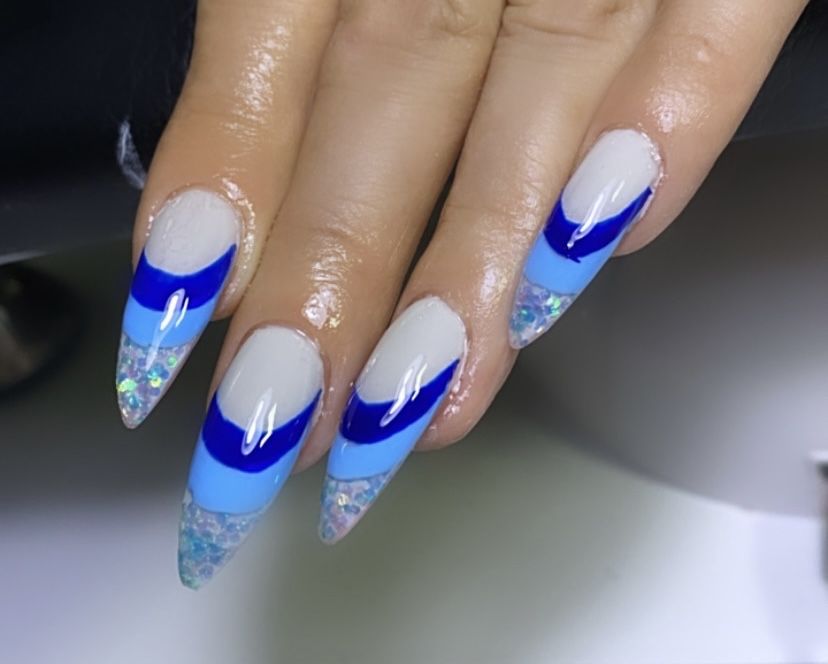 Stilist protezist . Aplic unghii cu gel