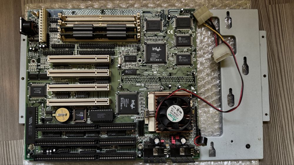 Placa de baza Intel 430VX cu Pentium 90 MHz si 16 MB RAM