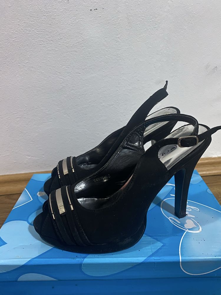 Sandale cu toc negre