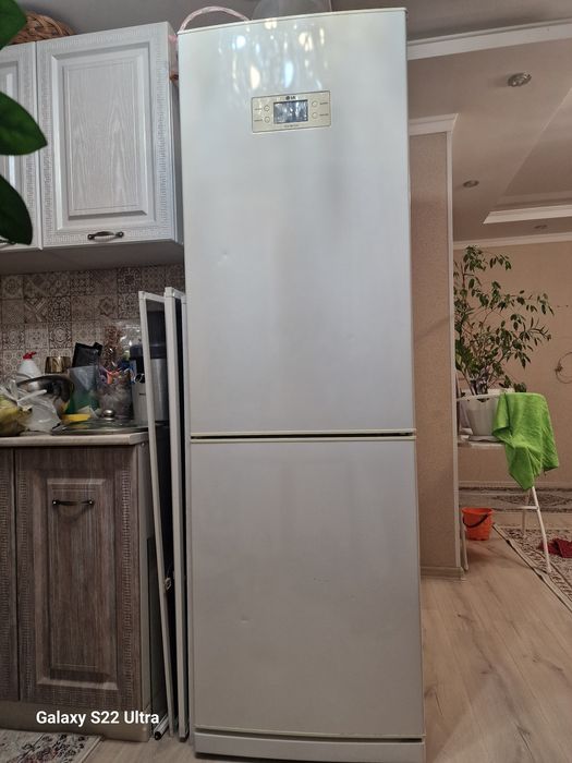 Холодильник с морозильным отделением