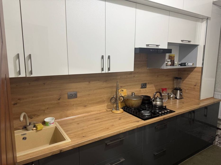 Срочна сотилади. 1 хона  Янгиҳаёт метро 3-бекат