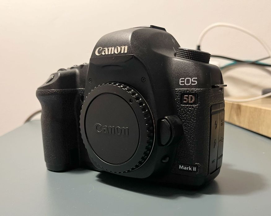 Canon 5D Mark II + 50 mm f/1.8 + accesorii – stare foarte bună
