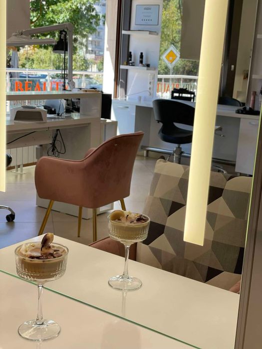 Розов велурен стол