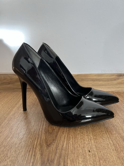 Черни лачени обувки на ток