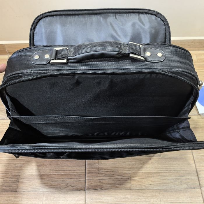 Продавам чанта за лаптоп