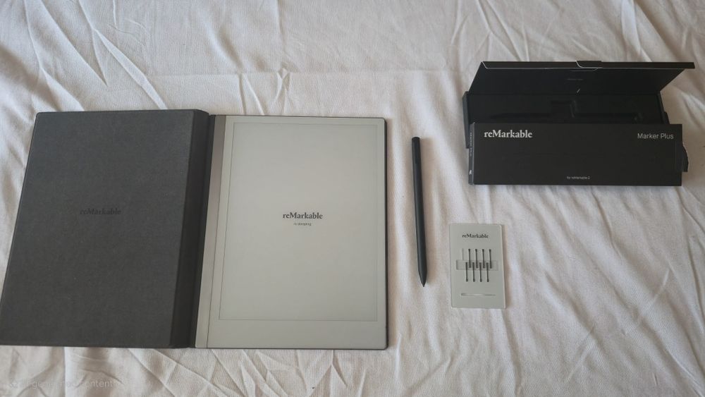 Remarkable 2 (Book folio, Marker Pro, 8 nib-uri nefolosite incluse)