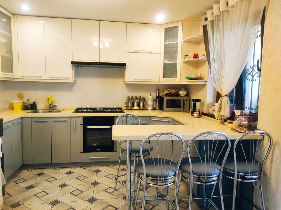 Продаётся квартира по улице Бабура 6ти комнатная