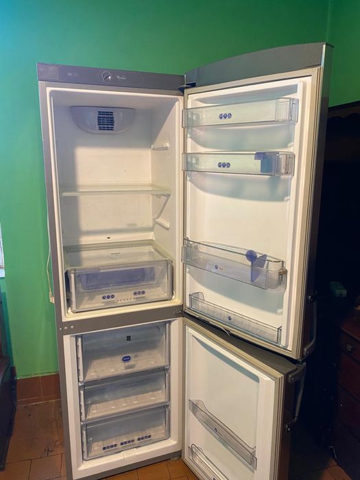Combina frigorifica Whirlpool clasa A+ cu o capacitate totala de 327 L