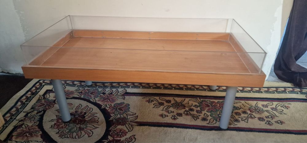 Ветражные столы есть 4 шт один высокий и 3 низких