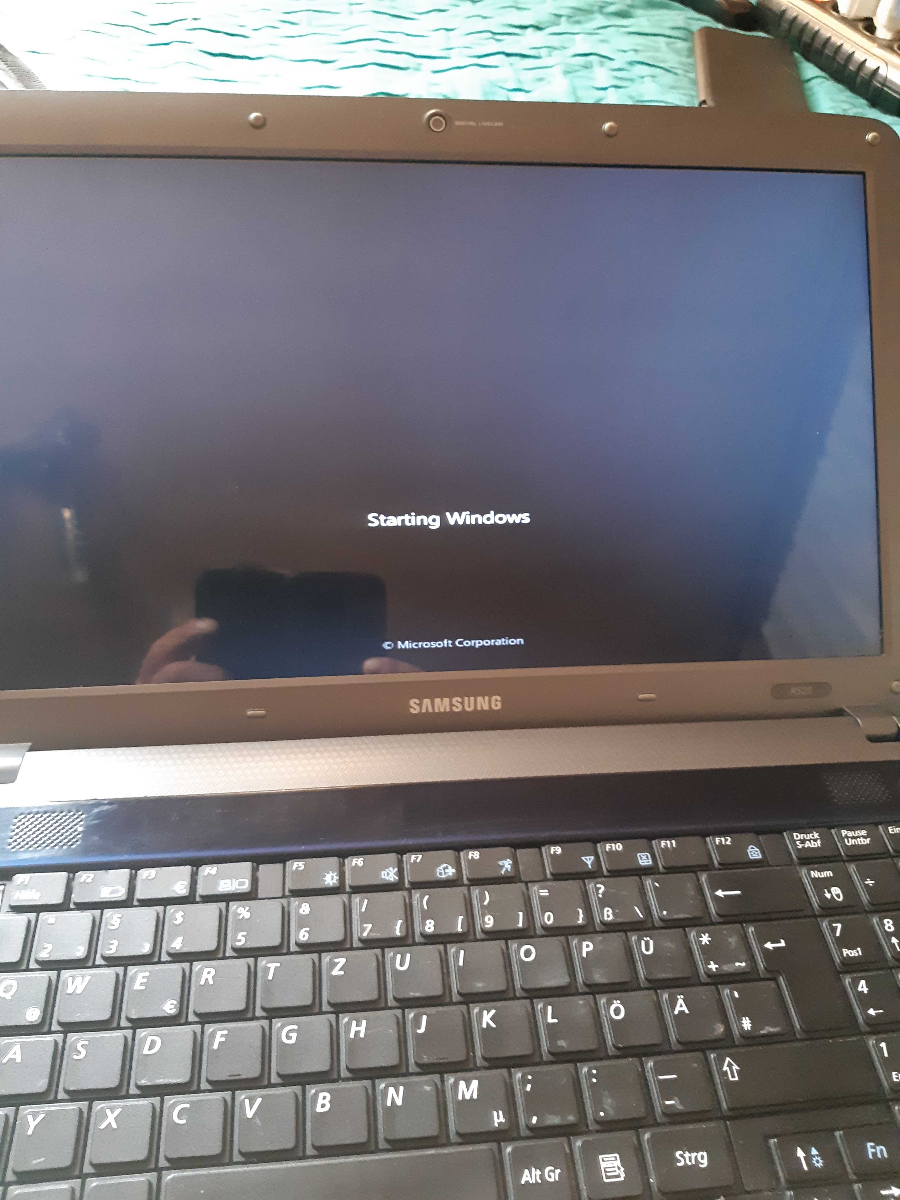 Laptop Samsung R525, AMD, mici dungi la pornire apoi dispar!!