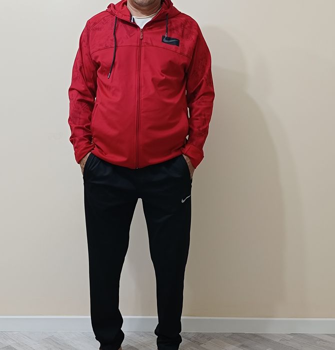Спортивный костюм,Nike.Чернвй низ,красный верх.
