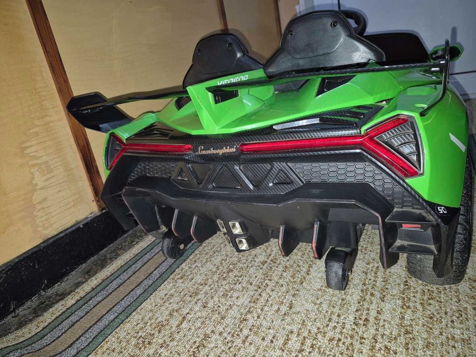 Детска кола с дистанционно управление.