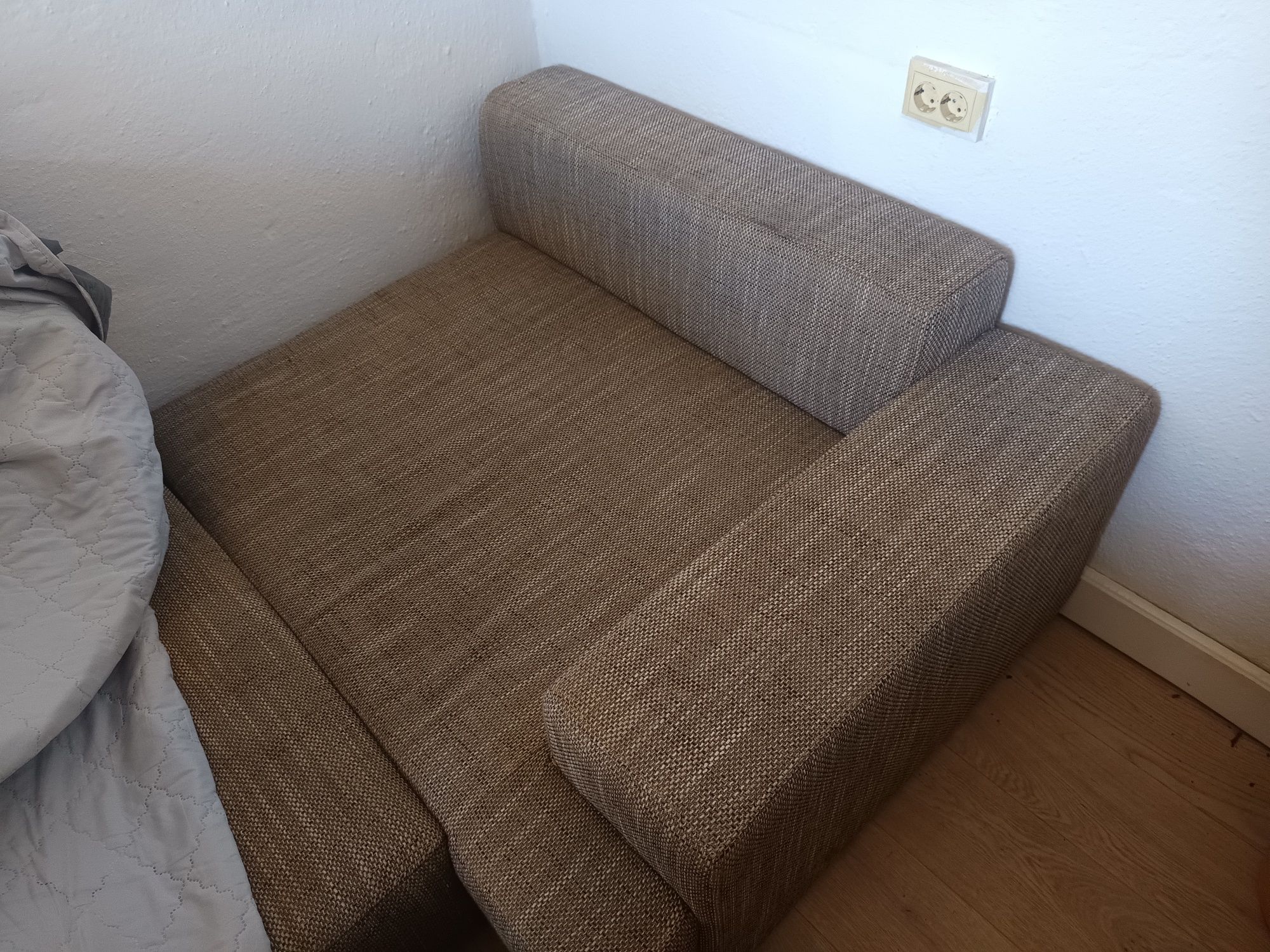 Продавам диван 250х100 см