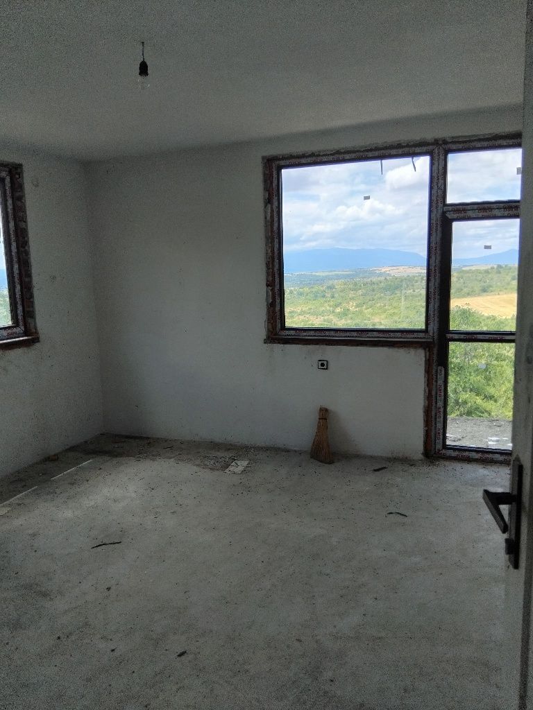 Продава къща в с.Коркина общ.Бобов дол