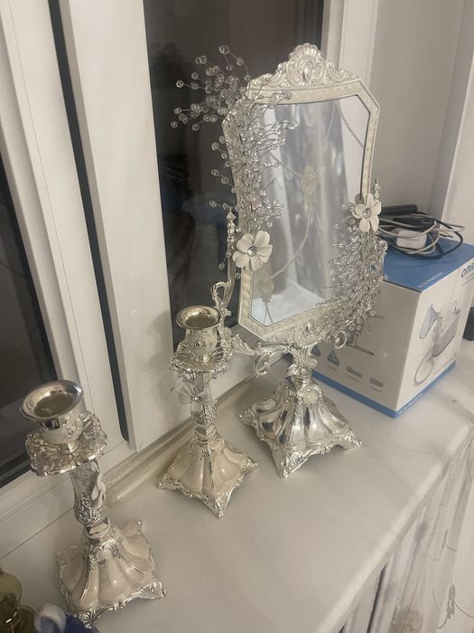 Зеркало и подсвечники