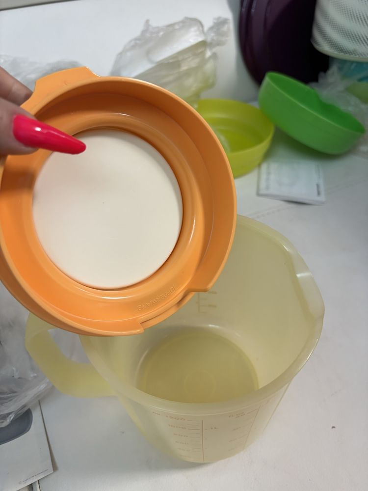 Cană gradata tupperware si recipient servire