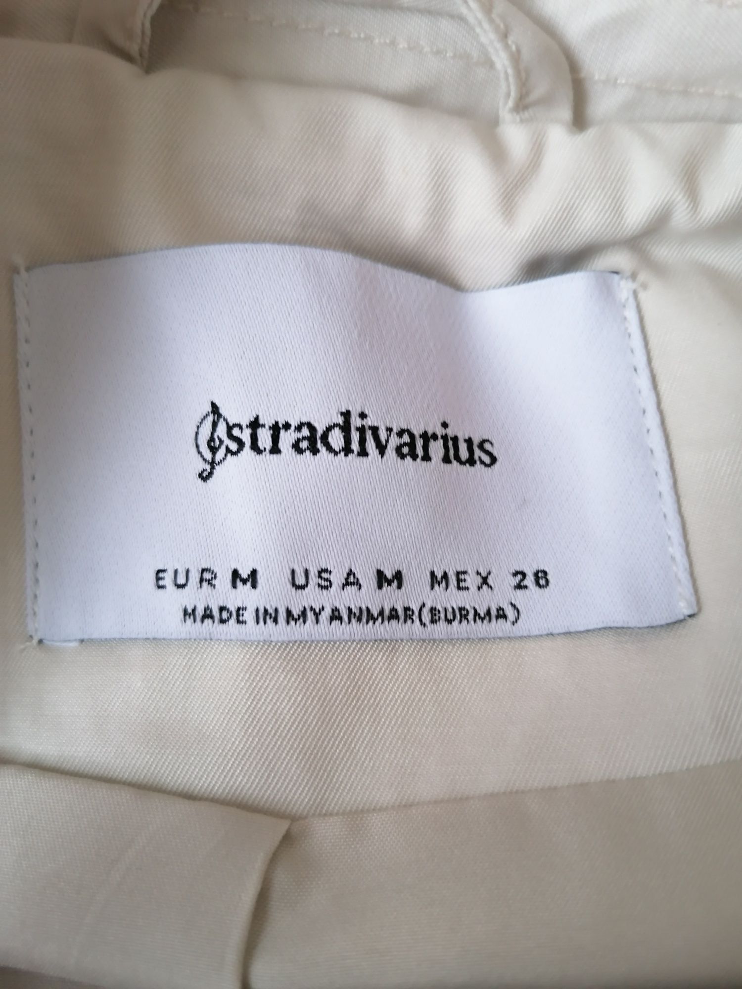 Бежов шлифер от Stradivarius