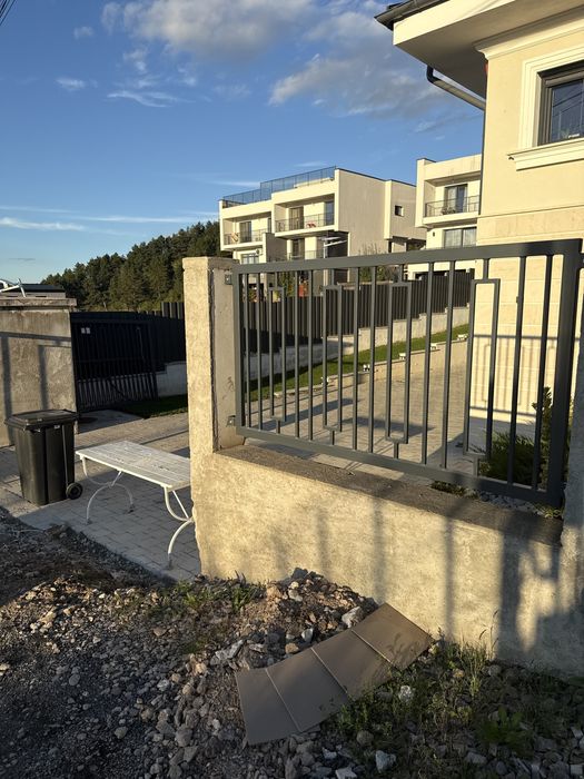 Porti gard - de doi metri jumatatea deci poarta inchisă este de patru