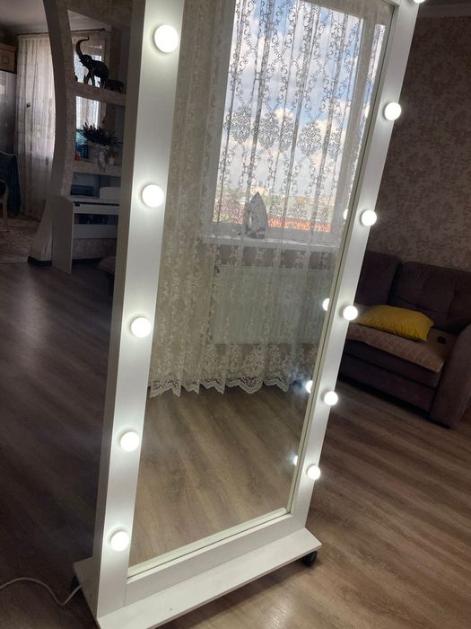 Продам зеркало с подсветкой