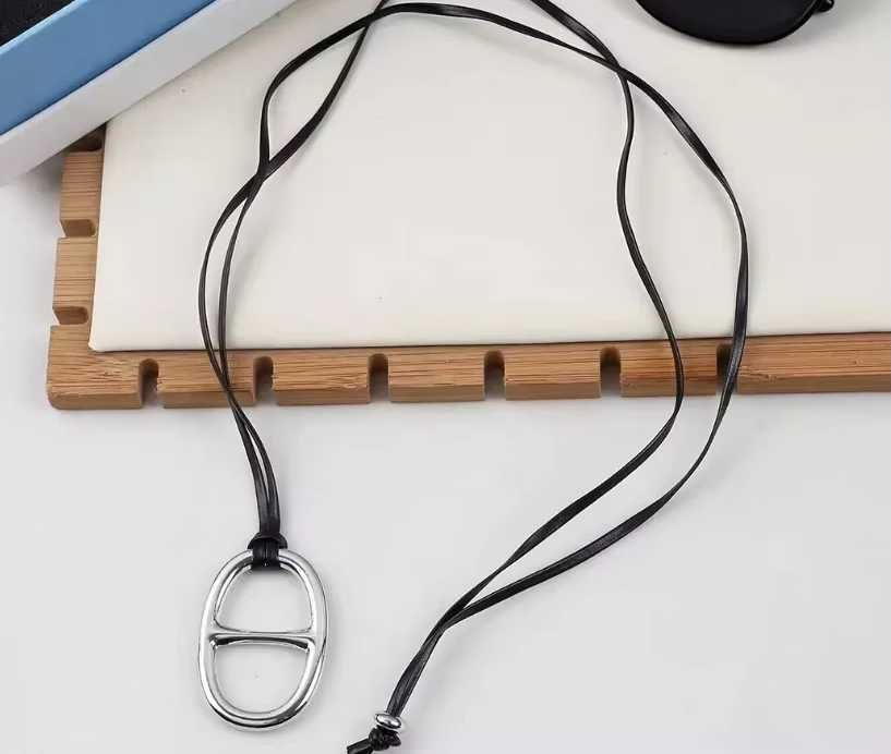 Hermes оригинален медальон колие