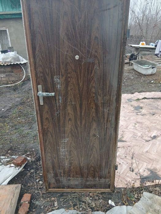 Продам железную металлическую дверь.