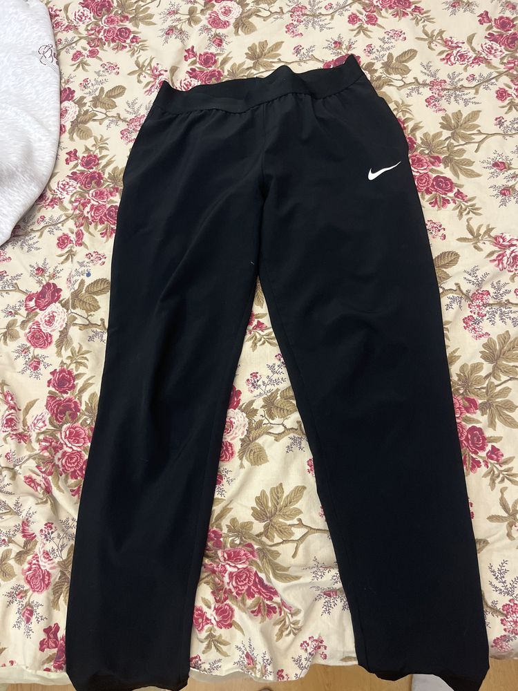 Оригинално долнище на Nike