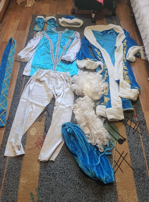 Продам  новогоднюю  ёлку  игрушки кастюмы