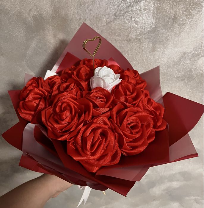 Buchet handmade din flori de satin