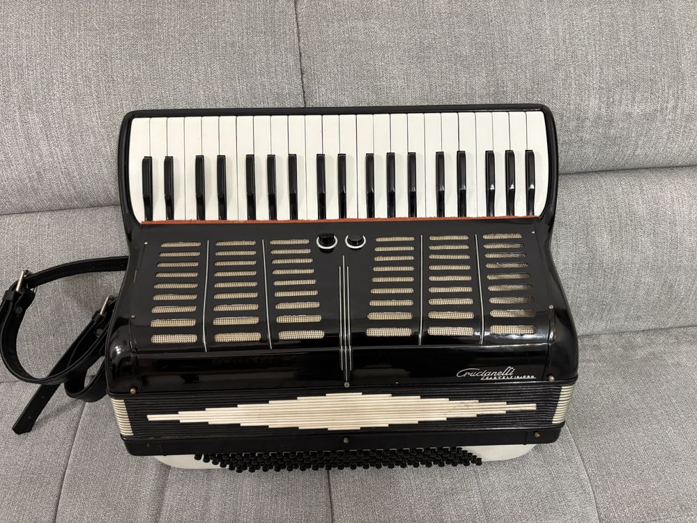 Acordeon italian Crucianelli Mussette cu 120 de basi