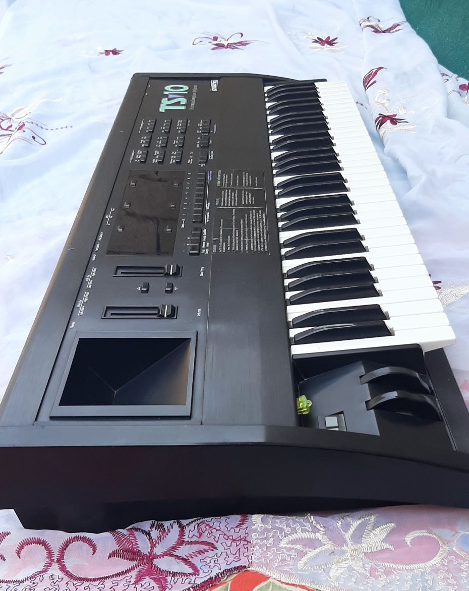 Yangi holatda Ensoniq TS10 sotiladi.3.05 versya