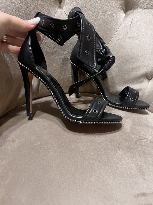 Vand incaltaminte noua