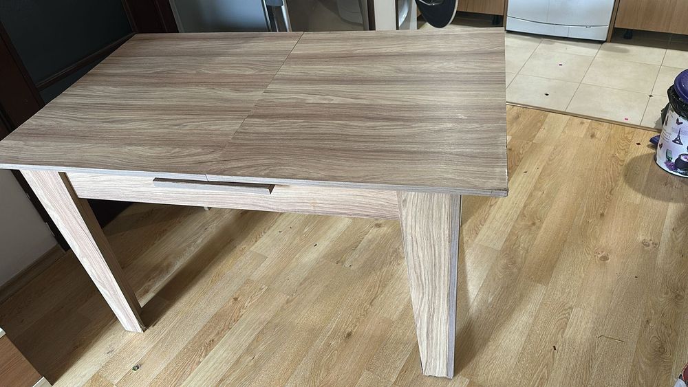 Продавам трапезна маса