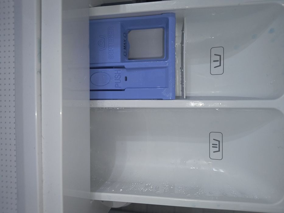 mașină de spălat și frigider .