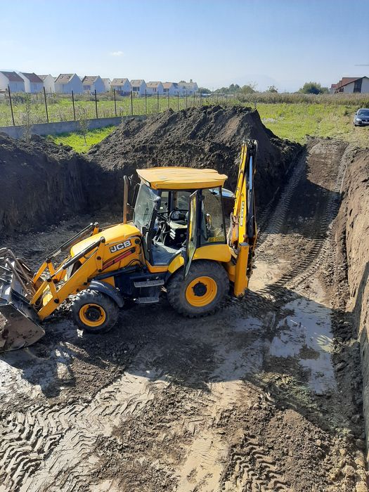 Inchiriez buldoexcavator, compactor, excavator, transport basculab