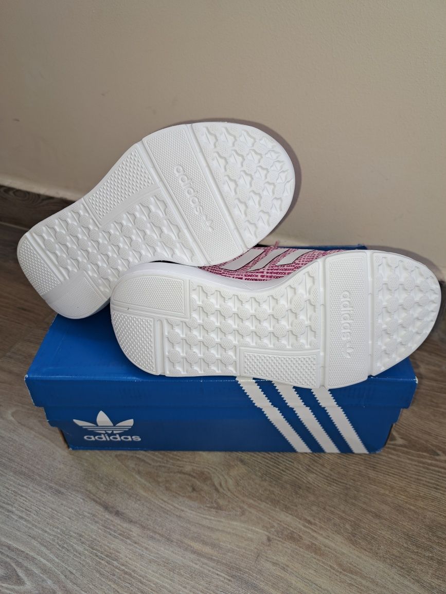 Нови маратонки  Adidas, номер 31