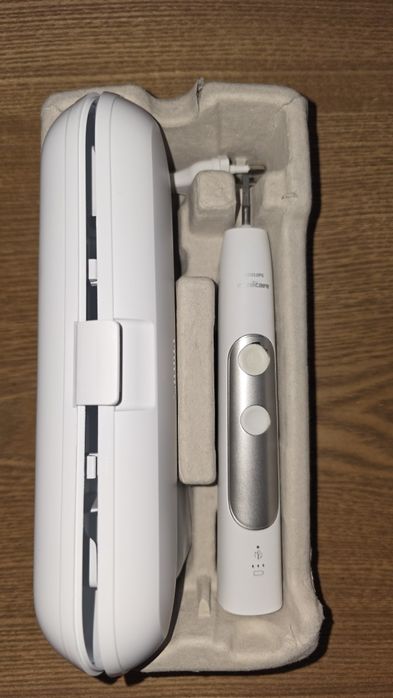 Philips Sonicare ExpertClean 7300 cu un mic defect estetic