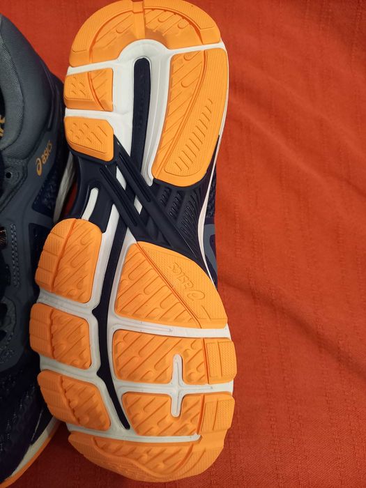 Продавам детски маратонки ASICS