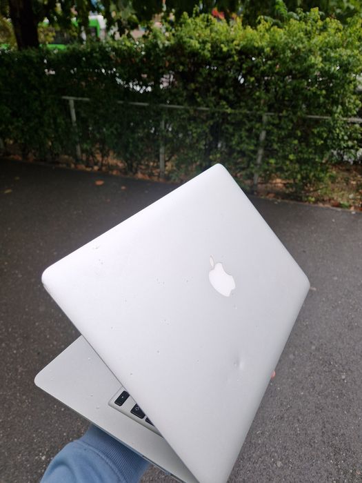Macbook AIR 13 2017 I5•Amanet Lazar Crangasi•