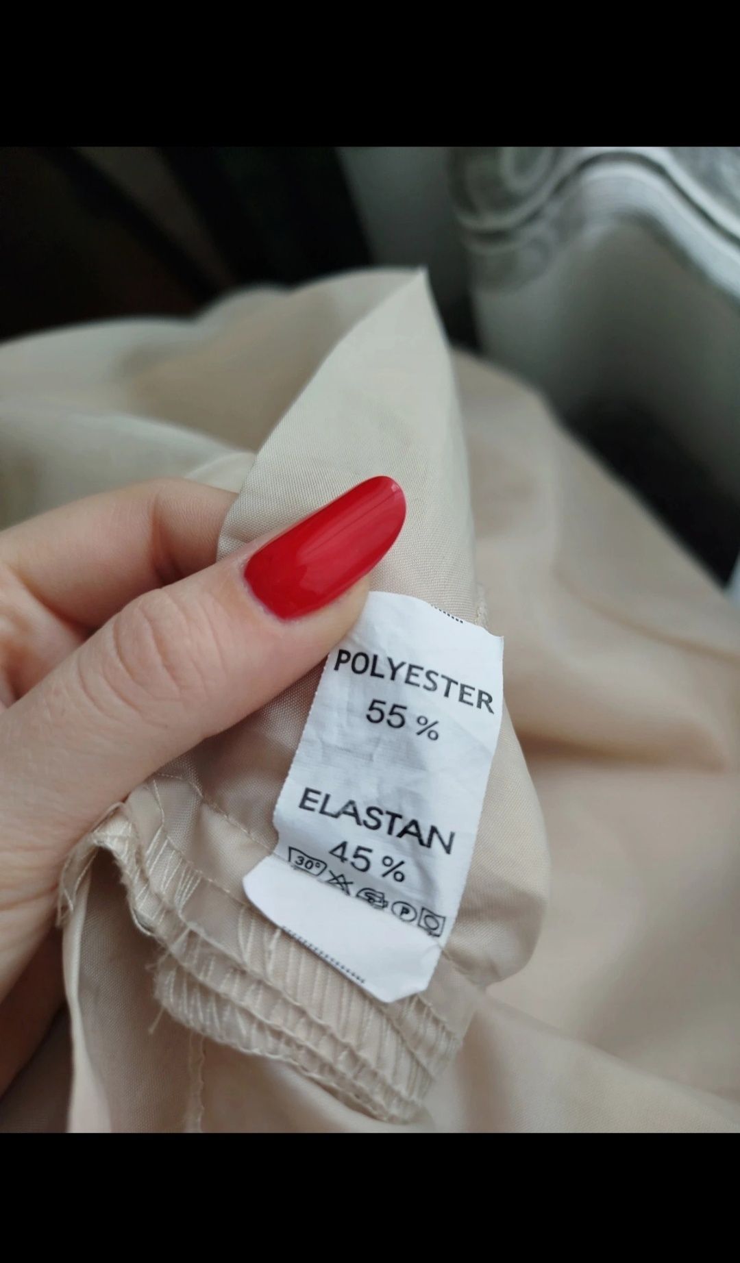 Rochie ELLA nud cu dantelă roșie!