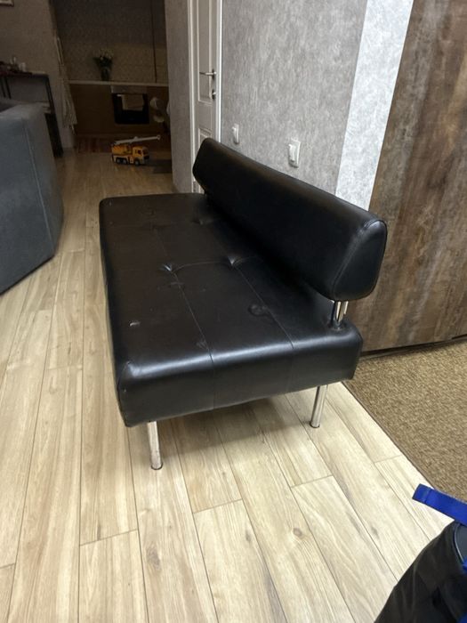 Диван кожаный черный