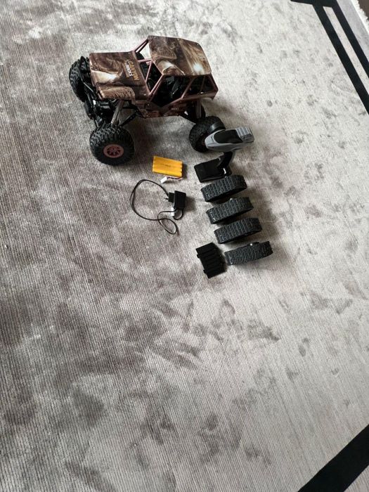 Радиоуправляемый внедорожник 4×4 + комплект гусениц, пульт, зарядка